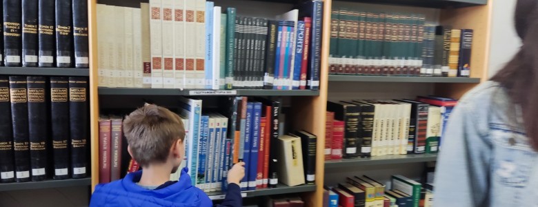 Σχολή Χατζήβεη - Επίσκεψη στη Βιβλιοθήκη του Δήμου - 10/11/2024 Σχολή Χατζήβεη - Επίσκεψη στη Βιβλιοθήκη του Δήμου - 10/11/2024