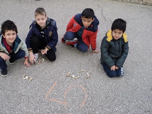 Σχολή Χατζήβεη - Υπαίθρια ... μαθηματικά - 21/2/2017 Σχολή Χατζήβεη - Υπαίθρια ... μαθηματικά - 21/2/2017