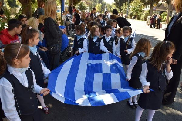 Σχολή Χατζήβεη - Τα περήφανα νηπιαγωγάκια παρελαύνουν! - 6/4/2017 Σχολή Χατζήβεη - Τα περήφανα νηπιαγωγάκια παρελαύνουν! - 6/4/2017