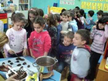 Οι Μικροί Ζαχαροπλάστες Δημιουργούν Υγιεινά Γλυκά Οι Μικροί Ζαχαροπλάστες Δημιουργούν Υγιεινά Γλυκά