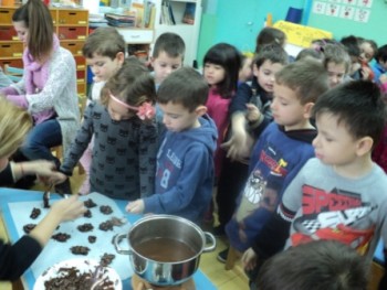 Οι Μικροί Ζαχαροπλάστες Δημιουργούν Υγιεινά Γλυκά Οι Μικροί Ζαχαροπλάστες Δημιουργούν Υγιεινά Γλυκά