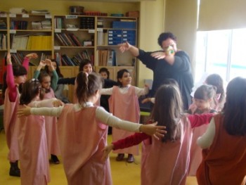 Ένα Τριαντάφυλλο Για Τη Δασκάλα Ένα Τριαντάφυλλο Για Τη Δασκάλα