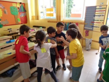 Εξασκούμαστε στα μαθηματικά...παίζοντας! Εξασκούμαστε στα μαθηματικά...παίζοντας!