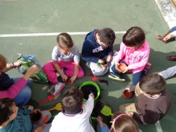 Με το χάραγμα γοργοί ξεκινούν οι γεωργοί... Με το χάραγμα γοργοί ξεκινούν οι γεωργοί...