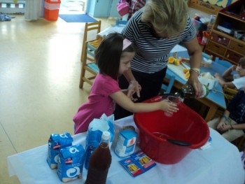 Με τα δυο χεράκια πλάθω κουλουράκια... Με τα δυο χεράκια πλάθω κουλουράκια...