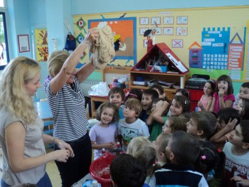 Με τα δυο χεράκια πλάθω κουλουράκια... Με τα δυο χεράκια πλάθω κουλουράκια...