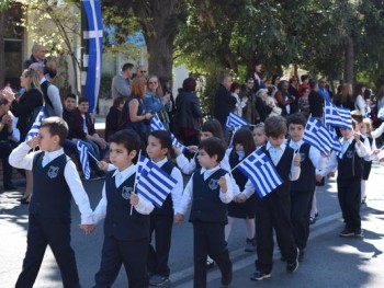 Τα περήφανα νηπιαγωγάκια παρελαύνουν! Τα περήφανα νηπιαγωγάκια παρελαύνουν!