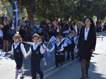 Τα περήφανα νηπιαγωγάκια παρελαύνουν! Τα περήφανα νηπιαγωγάκια παρελαύνουν!