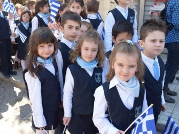 Τα περήφανα νηπιαγωγάκια παρελαύνουν! Τα περήφανα νηπιαγωγάκια παρελαύνουν!