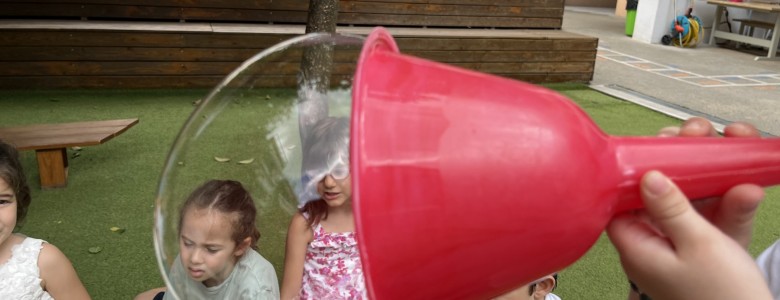 Σχολή Χατζήβεη - Φτιάχνοντας Φυσαλίδες - 28/6/2023