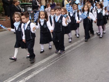 Τα Νηπιαγωγάκια βιώνουν την 25η Μαρτίου