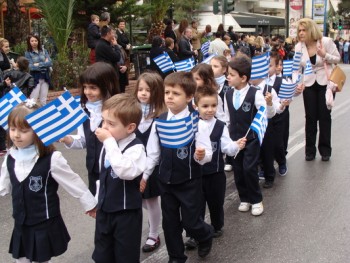 Τα Νηπιαγωγάκια βιώνουν την 25η Μαρτίου