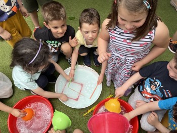 Σχολή Χατζήβεη - Φτιάχνοντας Φυσαλίδες - 28/6/2023