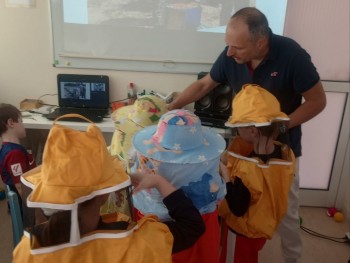 Σχολή Χατζήβεη - Στον Μαγικό Κόσμο της Μέλισσας - 3/11/2025 Σχολή Χατζήβεη - Στον Μαγικό Κόσμο της Μέλισσας - 3/11/2025