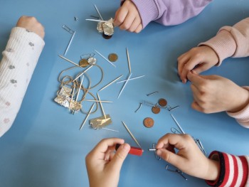 Σχολή Χατζήβεη - Μικροί επιστήμονες σε δράση... με τους μαγνήτες  - 5/2/2026